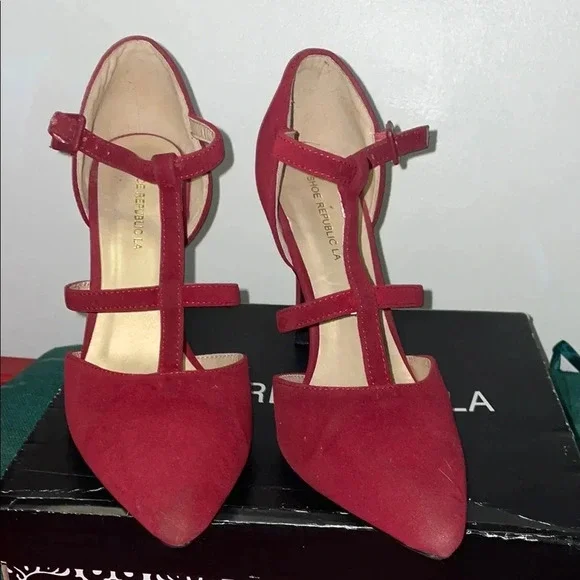 Red High Heeled Pumps with T-Strap Design and Pointed Toe (8) - Picture 2 of 11
